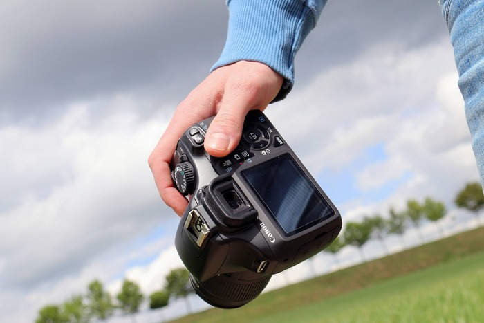 A picture of someone holding a digital camera